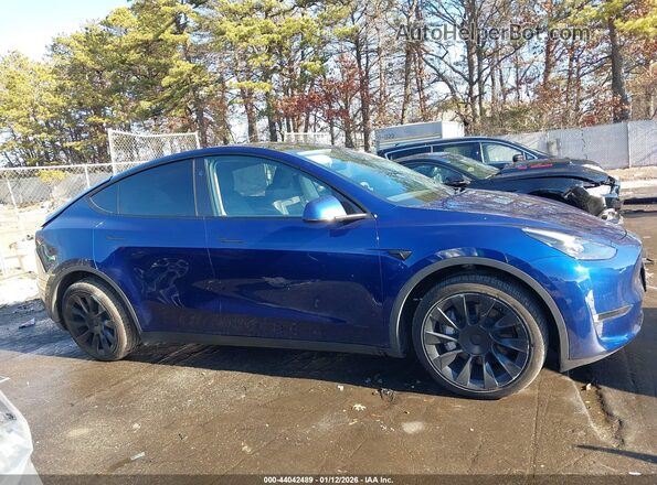 7SAYGDEE6RA220297 2024 TESLA MODEL Y Blue Widok wnętrza z tyłu