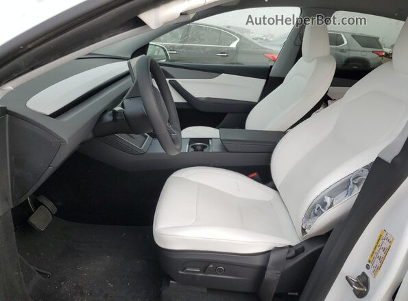 7SAYGDEEXTF340761 2026 TESLA MODEL Белый Вид салона спереди
