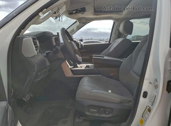 7SVAAABA0RX038917 2024 TOYOTA SEQUOIA White Widok wnętrza z przodu