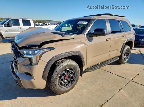 7SVAAABA0SX067579 2025 TOYOTA SEQUOIA Tan Vista tres cuartos delantera izquierda