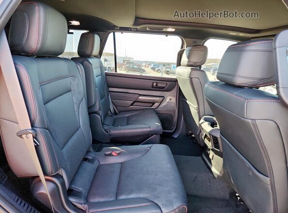 7SVAAABA0SX067579 2025 TOYOTA SEQUOIA Tan Vista interior trasera