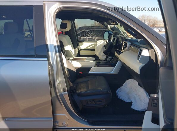 7SVAAABA1PX008855 2023 TOYOTA SEQUOIA Silver წინა სალონის ხედი