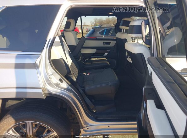 7SVAAABA1PX008855 2023 TOYOTA SEQUOIA Silver VIN კოდის სტიკერის ხედი