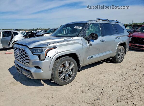 7SVAAABA1PX014834 2023 TOYOTA SEQUOIA Silver Vista tres cuartos delantera izquierda