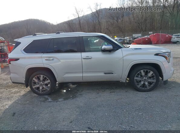 7SVAAABA3RX031489 2024 TOYOTA SEQUOIA Белый Вид задней части салона
