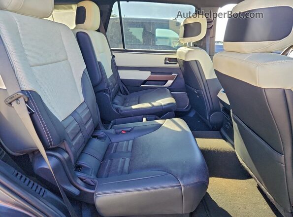 7SVAAABA9PX009624 2023 TOYOTA SEQUOIA Gray Widok wnętrza z tyłu
