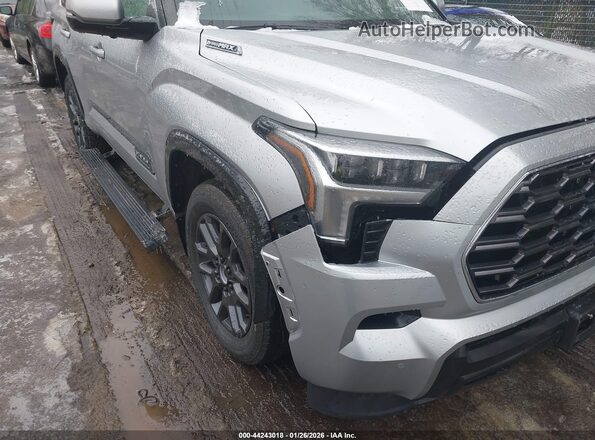 7SVAAABA9RX028385 2024 TOYOTA SEQUOIA Серый Вид спереди