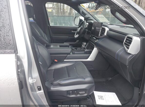 7SVAAABA9RX028385 2024 TOYOTA SEQUOIA Серый Вид салона спереди