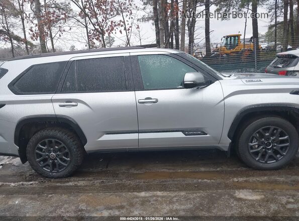 7SVAAABA9RX028385 2024 TOYOTA SEQUOIA Серый Вид задней части салона