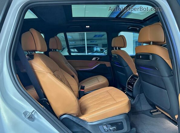 5UX23EM02T9158734 2026 BMW X7 Белый Вид салона спереди