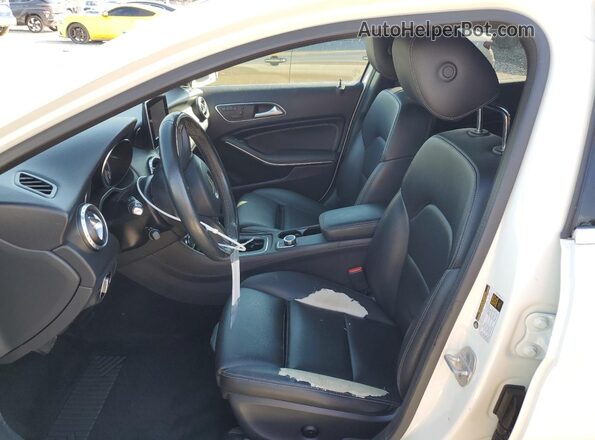 WDCTG4EB2HJ346674 2017 MERCEDES-BENZ GLA-CLASS White Dashboard view