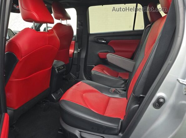 5TDJZRBH9NS200672 2022 TOYOTA HIGHLANDER Серебряный Вид салона спереди