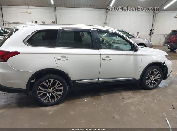JA4AZ3A36HZ024115 2017 MITSUBISHI OUTLANDER Белый Вид щитка приборов