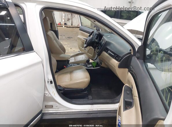 JA4AZ3A36HZ024115 2017 MITSUBISHI OUTLANDER Белый Вид салона спереди