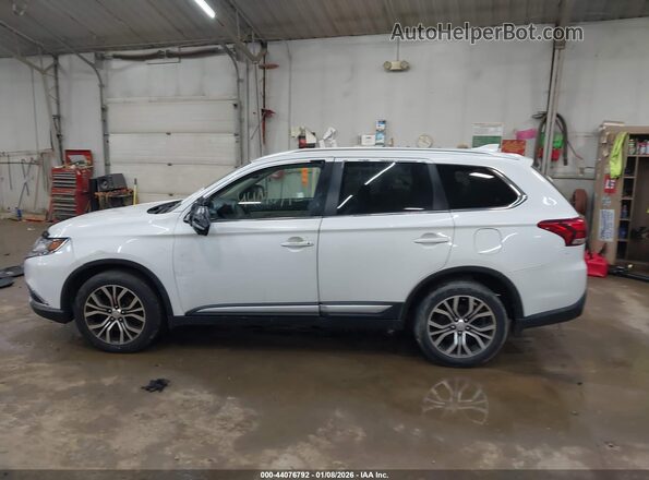 JA4AZ3A36HZ024115 2017 MITSUBISHI OUTLANDER Белый Вид задней части салона