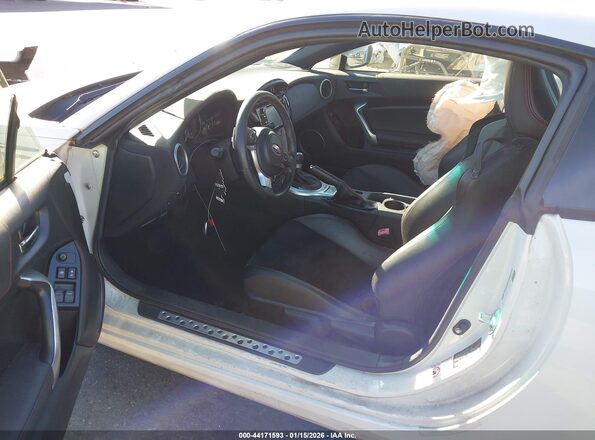 JF1ZCAC13H8605335 2017 SUBARU BRZ Белый Вид салона спереди