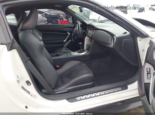 JF1ZCAC17H9605946 2017 SUBARU BRZ Белый Вид салона спереди
