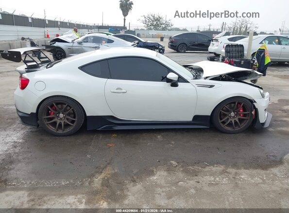 JF1ZCAC17H9605946 2017 SUBARU BRZ Белый Вид задней части салона