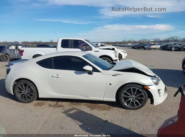 JF1ZNAA19H9701817 2017 TOYOTA 86 White Widok wnętrza z tyłu
