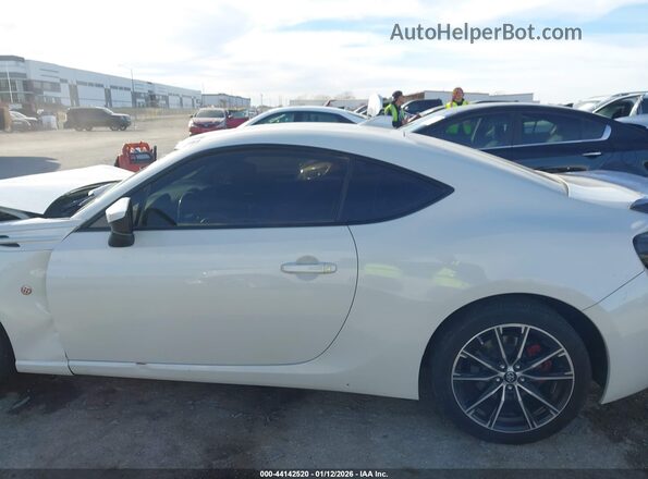 JF1ZNAA19H9701817 2017 TOYOTA 86 White Widok wnętrza 360 stopni