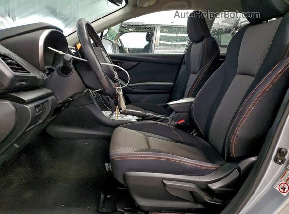 JF2GTABC7JH336980 2018 SUBARU CROSSTREK Серебряный Вид салона спереди