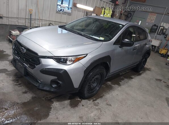 JF2GUABC7R8299762 2024 SUBARU CROSSTREK Silver Vista tres cuartos delantera izquierda