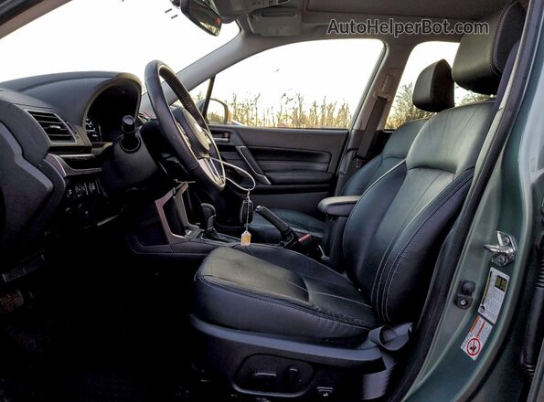 JF2SJAWC0JH490263 2018 SUBARU FORESTER 2.5I TO Зеленый Вид салона спереди