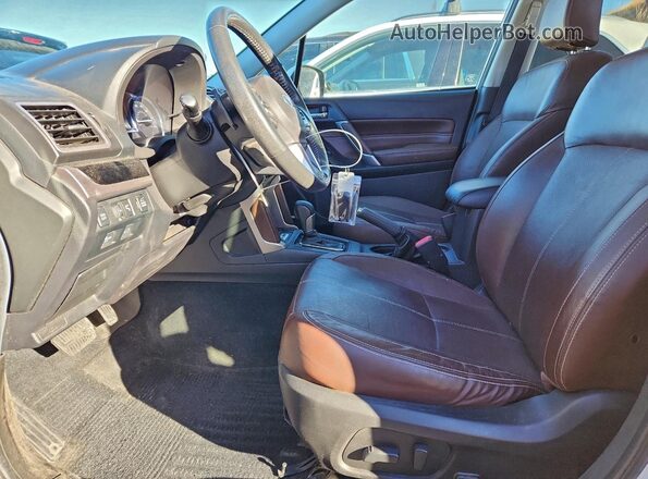 JF2SJGTC4HH501718 2017 SUBARU FORESTER2. White Vista interior delantera