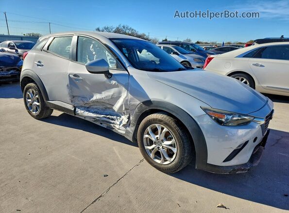 JM1DKDB73J0305992 2018 MAZDA CX-3 Серебряный Передняя правая четверть