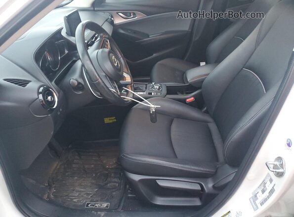 JM1DKFC76K0427886 2019 MAZDA CX-3 Белый Вид салона спереди