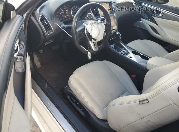 JN1EV7EK3JM340895 2018 INFINITI Q60 White Vista del salpicadero