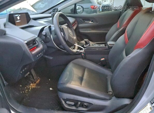 JTDACACU6R3019793 2024 TOYOTA PRIUS Серебряный Вид салона спереди