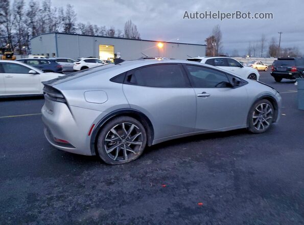 JTDACACU6R3019793 2024 TOYOTA PRIUS Серебряный Задняя правая четверть