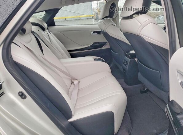 JTDBVRBD4HA002564 2017 TOYOTA MIRAI Silver Widok tylnych siedzeń