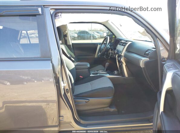 JTEBU5JR4L5771748 2020 TOYOTA 4RUNNER Серый Вид салона спереди