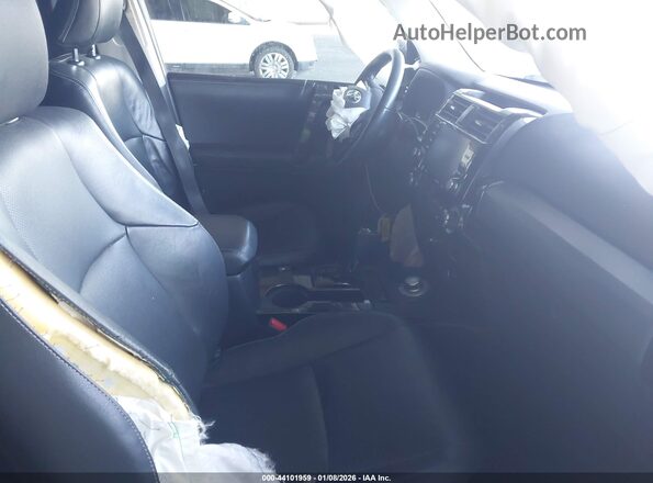 JTEBU5JR5L5753243 2020 TOYOTA 4RUNNER Черный Вид салона спереди