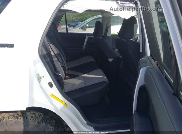JTEEU5JR1P5291900 2023 TOYOTA 4RUNNER Белый Вид наклейки с VIN-кодом