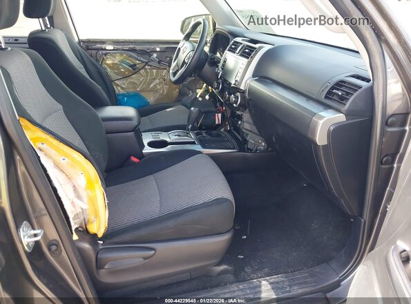 JTEEU5JR4P5284360 2023 TOYOTA 4RUNNER Gray Widok wnętrza z przodu