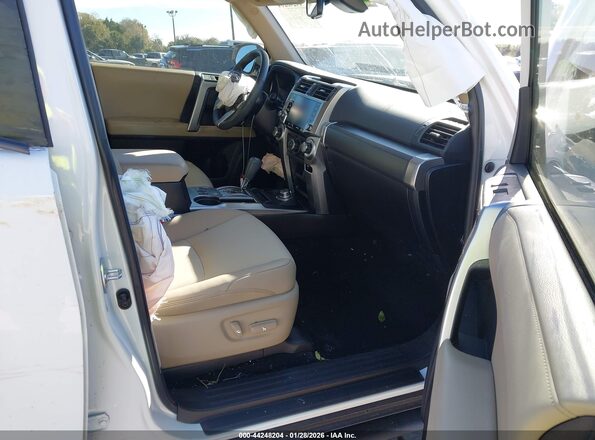 JTENU5JR3P6138977 2023 TOYOTA 4RUNNER White Widok wnętrza z przodu