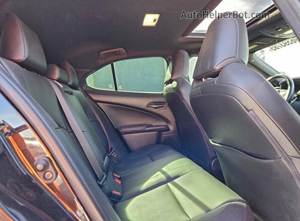 JTHU9JBH0K2013627 2019 LEXUS UX Черный Вид задней части салона
