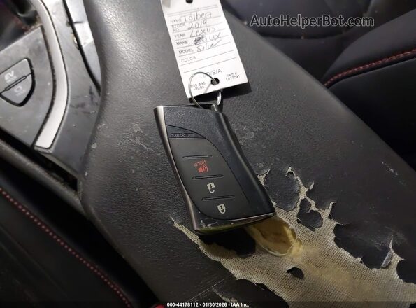 JTHU9JBH0K2014468 2019 LEXUS UX 250H Серебряный Вид панели приборов