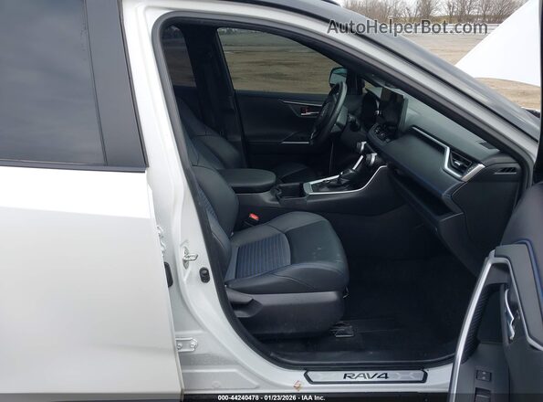 JTME6RFV4PD536223 2023 TOYOTA RAV4 HYBRID White Widok wnętrza z przodu
