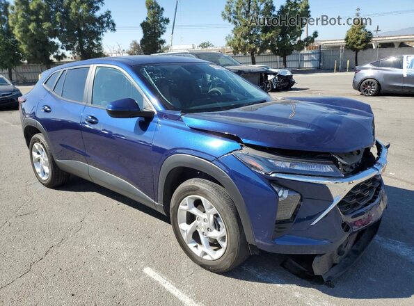 KL77LFE27RC148805 2024 CHEVROLET TRAX Синий Передняя правая четверть