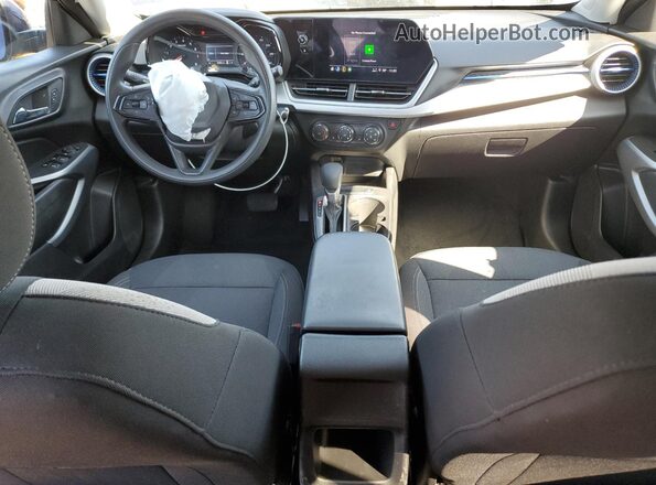 KL77LFE27RC148805 2024 CHEVROLET TRAX Синий Вид панели приборов