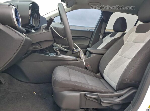 KL77LFEP1SC064500 2025 CHEVROLET TRAX White Вид салону спереду