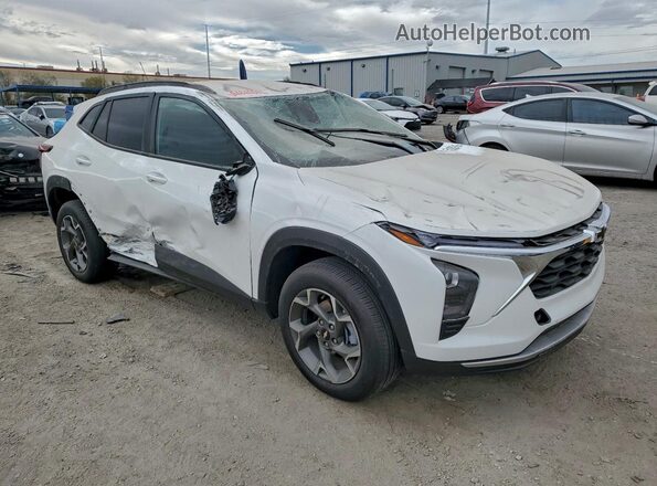KL77LHEP0TC009520 2026 CHEVROLET TRAX Белый Передняя правая четверть