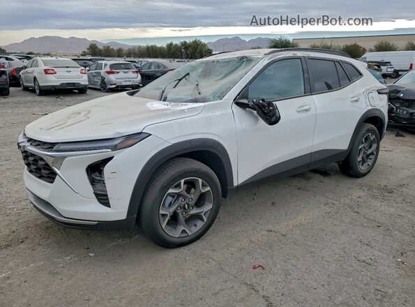 KL77LHEP0TC009520 2026 CHEVROLET TRAX Белый Передняя левая четверть