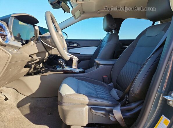KL77LHEP7TC007733 2026 CHEVROLET TRAX Green Вид салону спереду