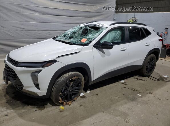 KL77LKEP2TC006325 2026 CHEVROLET TRAX Белый Передняя левая четверть