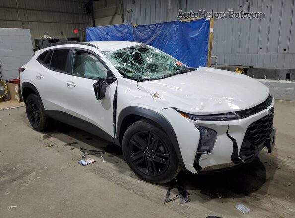 KL77LKEP2TC006325 2026 CHEVROLET TRAX Белый Передняя правая четверть